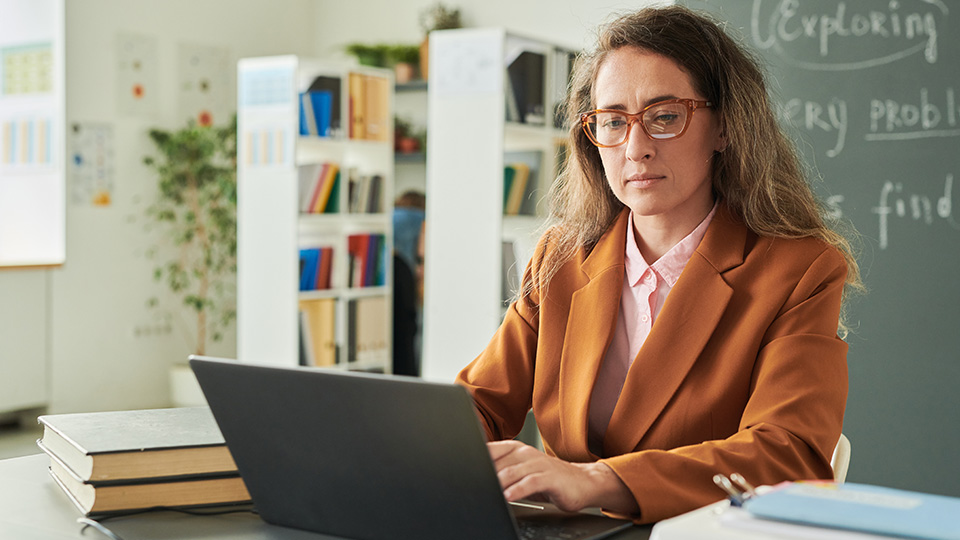 Teacher using AI in her classroom to help with her lesson